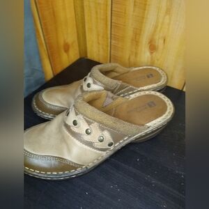 Women's white mountain viking Brown Leather Clogs